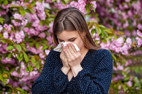 Persona con seguro de salud por su alergia en primavera