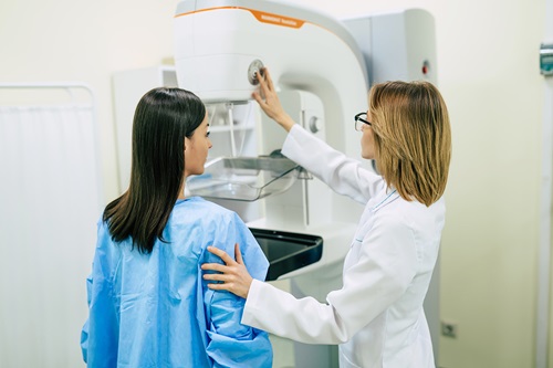 Mujer realizándose una mamografía para la detección temprana del cáncer de mama
