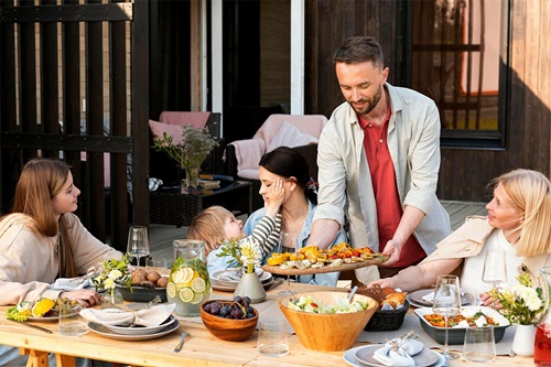 Familia celebrando Fiestas Patrias de forma saludable y segura