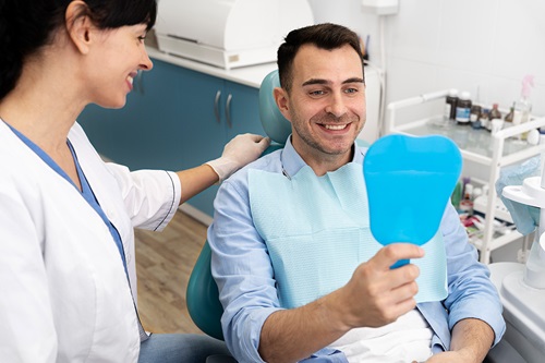 Persona en un control dental cubierto por un seguro dental