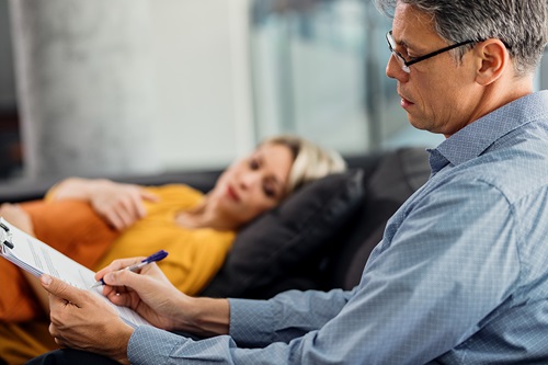 Consulta de salud mental con apoyo de un seguro de salud para psicólogo y psiquiatra